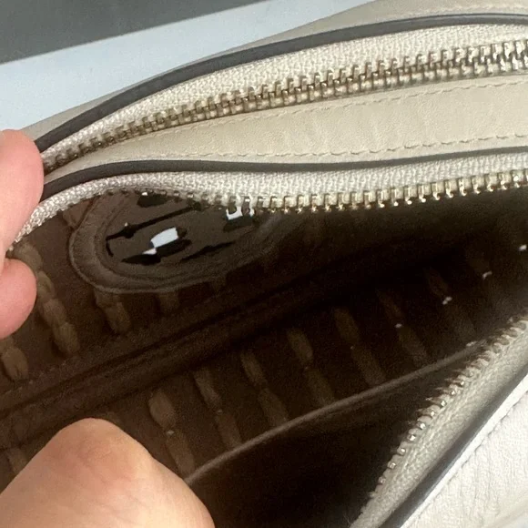 Tory Burch Cream Quilted Crossbody Bag with Gold Hardware - Picture 8 of 10